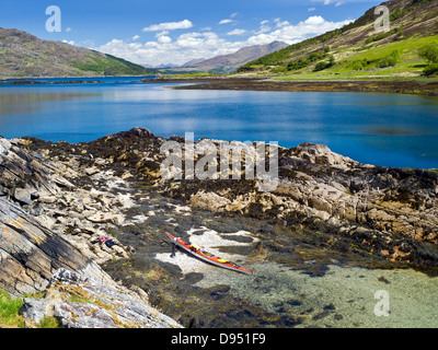 Die Insel von Carna, Loch Sunart, Schottland mit dem Kajak am Strand Stockfoto