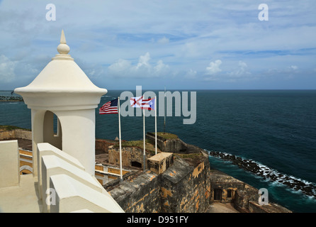 US-Burgund überqueren und Puerto Rico Fahnen über San Felipe del Morro Castle San Juan National Historic Site Old San Juan Stockfoto