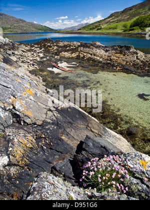 Die Insel von Carna, Loch Sunart, Schottland mit dem Kajak am Strand Stockfoto