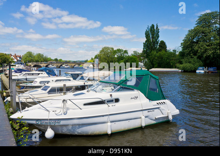 Motorboote Henley-on-Thames, die am Ufer der Themse in Henley-on-Thames, Oxfordshire England, GB, Europa festgemacht sind Stockfoto