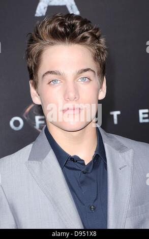 New York, USA. 10. Juni 2013. Dylan Sprayberry im Ankunftsbereich für MAN OF STEEL Premiere, Alice Tully Hall im Lincoln Center, New York, NY 10. Juni 2013. Foto von: Kristin Callahan/Everett Collection/Alamy Live-Nachrichten Stockfoto