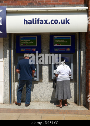 Halifax-Geldautomaten im Einsatz UK Stockfoto