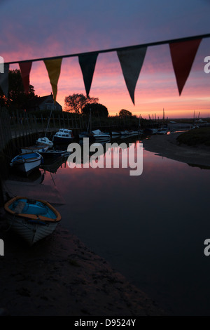 Sonnenuntergang am Blakeney Quay, einem Küstendorf in der englischen Grafschaft Norfolk. Stockfoto