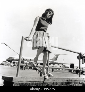 ASTRUD GILBERTO brasilianischer Samba und Bossa Nova Sängerin am Flughafen Heathrow im Juni 1965 Stockfoto