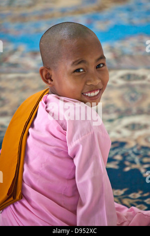 Junge Nonnen U PONYA SHIN Pagode auf SAGAING Hügel in der Nähe von MANDALAY - MYANMAR Stockfoto