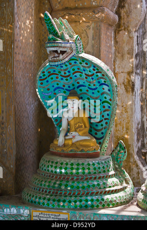 BUDDHA-STATUE am YADANA LABAMUNI HSU TAUNG PYE PAYA oder die Schlange Pagode in PALEIK - MANDALAY, MYANMAR Stockfoto