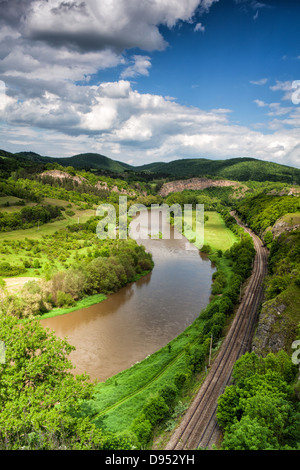Blick vom Berg ins Tal mit dem Fluss Berounka Stockfoto