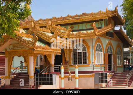 YADANA LABAMUNI HSU TAUNG PYE PAYA oder die Schlange Pagode in PALEIK ist berühmt für seine Heiligen BIRMANISCHEN PYTHONS - MANDALAY, MYANMAR Stockfoto