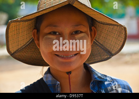 Ein Lächeln auf den Lippen BURMESISCHEN Mädchen - MINGUN, MYANMAR Stockfoto