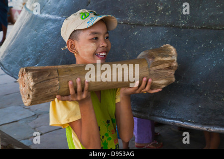 Im Jahre 1808 werfen König Bodawpaya diese 90 Tonnen Bronze Glocke namens MINGUN Glocke - MINGUN, MYANMAR Stockfoto