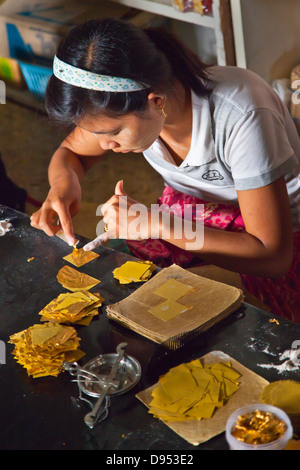 Die Herstellung von Blattgold ist eine Spezialität von MANDALAY - MYANMAR Stockfoto