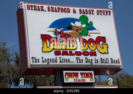 "Dead Dog Saloon" Schild an die Mickey Spillane Waterfront Highway, Pawley Island, SC, USA Stockfoto