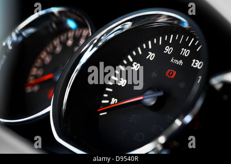 Nahaufnahme Bild von einem Tachometer im Auto Stockfoto