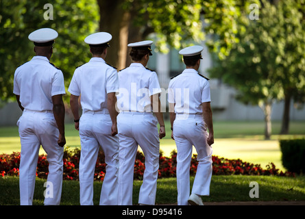 Kadetten in Sevice weißen marschieren auf dem Campus der US-Marineakademie Annapolis, Maryland, USA Stockfoto