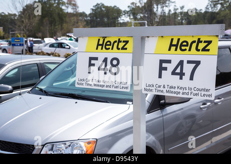 Hertz Autovermietung Auto Schild am internationalen Flughafen Myrtle Beach, SC Stockfoto