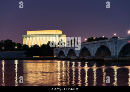 Lincoln Memorial und das Arlington Memorial Bridge bei Nacht, Washington D.C., USA Stockfoto