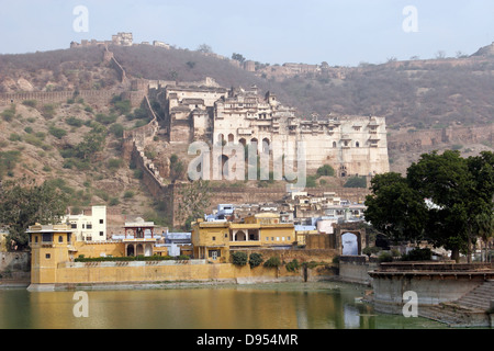 Bundi Palast und Taragarh Festung auf dem Hügel hinter dem Nawal Sagar Lake, Rajasthan, Indien Stockfoto