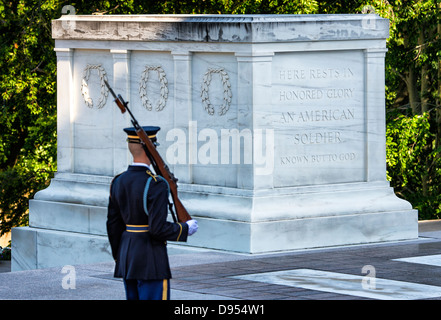 Bewachten Grab des unbekannten Soldaten, Friedhof von Arlington, Virginia, USA Stockfoto