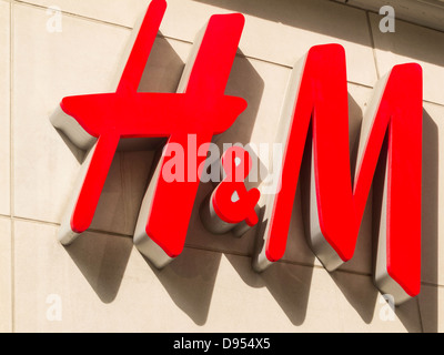 H & M Bekleidungsgeschäft Storefront Sign, USA Stockfoto