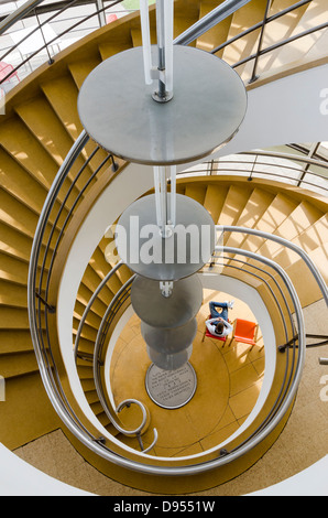 De La Warr Pavilion, Leuchte und Wendeltreppe. Bexhill on Sea. Sussex Stockfoto