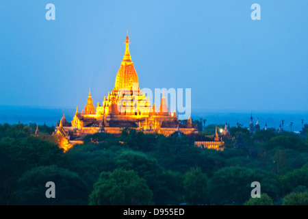 Ansicht des ANANDA-Tempels aus dem SHWESANDAW Tempel oder PAYA bei Sonnenuntergang - BAGAN, MYANMAR Stockfoto