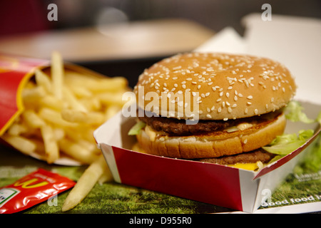 Big-Mac-Essen von mcdonalds Stockfoto