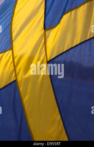 Die Flagge des Königreichs Schweden, blau und gelb real Stoff der schwedischen Flagge Nahaufnahme, vertikal. Stockfoto