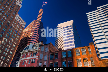 Nach oben auf eine Mischung aus modernen und alten Gebäuden in Baltimore, Maryland. Stockfoto