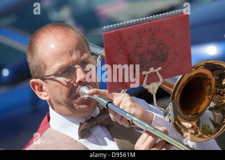 Männlich, die Posaune mit Notenblatt spielen Stockfoto