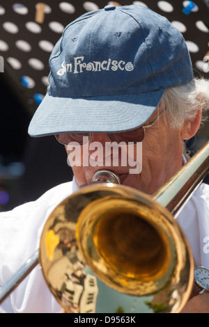 Nahaufnahme eines männlichen Posaunist in Baseball-cap Stockfoto