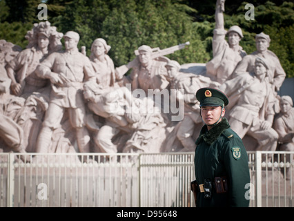 Stone revolutionäre Denkmal vor dem Mausoleum von Mao Zedong auf dem Tiananmen-Platz in Peking, China Stockfoto