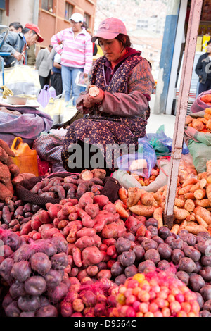 Verkäufer, basierte Produkte Rodriguez Markt, La Paz, Bolivien Stockfoto