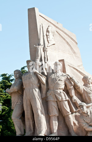 Stone revolutionäre Denkmal vor dem Mausoleum von Mao Zedong auf dem Tiananmen-Platz in Peking, China Stockfoto