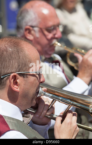 Nahaufnahme eines Posaunisten mit aus Fokus Trompeter hinter Stockfoto