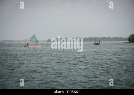 Traditionelles Fischen bei schlechtem Wetter am Panangatan, Bantayan island, Central Visayas, Cebu, Philippinen Stockfoto