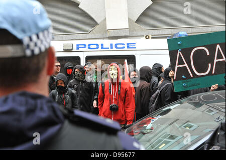 Polizeistation Charing Cross, London, UK. 11. Juni 2013. Anti-kapitalistischen Demonstranten Blick in Richtung Polizisten außerhalb Charig Cross Polizeistation wo sind verhaftete Demonstranten statt. Anti-G8-Gipfel Demonstranten im Zentrum von London. Bildnachweis: Matthew Chattle/Alamy Live-Nachrichten Stockfoto