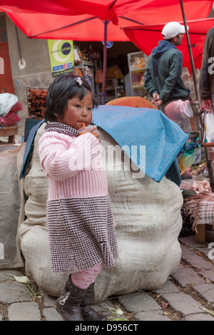 Kleines Mädchen, Rodriguez Markt, La Paz, Bolivien Stockfoto