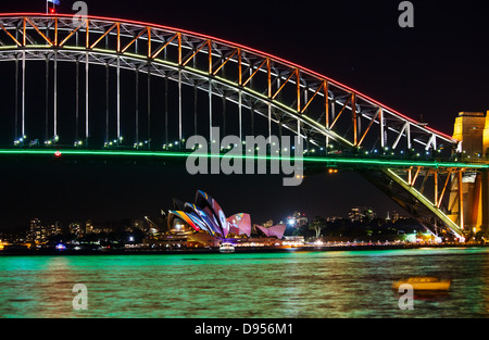 Sydney Harbour Bridge und Sydney Opera House in der Nacht während der jährlichen Sydney Beleuchtung Festival Vivid Stockfoto