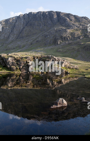 Großes Ende spiegelt sich in Beregnung Tarn, Cumbria, UK Stockfoto