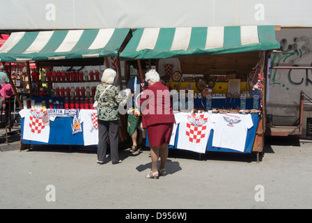 Touristen kaufen kroatische Souvenirs, Marktplatz DOlac, Zagreb, Kroatien Stockfoto