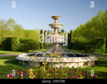 Multi-farbigen Tulpen gepflanzt um einen steinernen Brunnen im Regents Park, London, UK Stockfoto