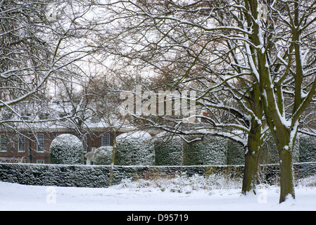 Schnee bedeckt, Hecke und Bäume neben Kensington Palace in Kensington Gardens, London, UK Stockfoto