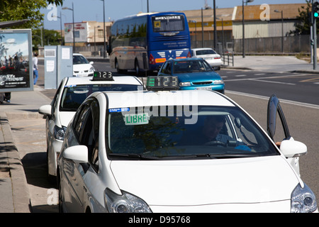 Reihe von Hybrid-Fahrzeug-Taxi Taxis auf einen Rang in Valencia, Spanien Stockfoto