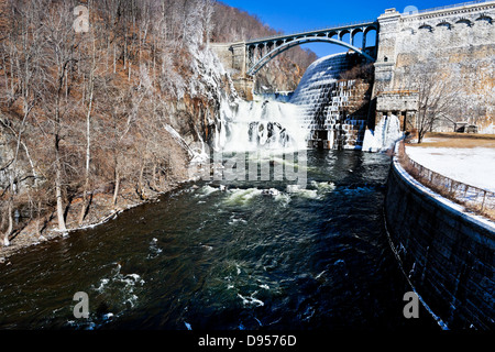 Wintertag auf Croton River USA in Dam Stockfoto