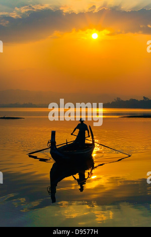 Fischer ply Taungthaman See bei Sonnenaufgang - AMARAPURA, MYANMAR Stockfoto