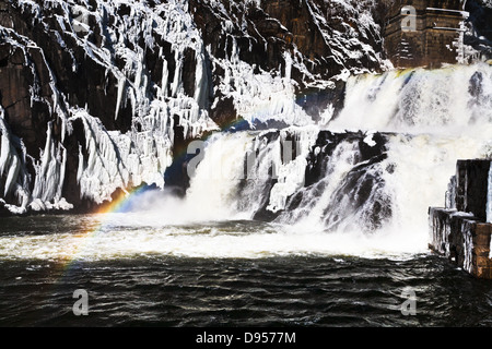 Regenbogen am Fluss Wasserfall in Wintertag Stockfoto