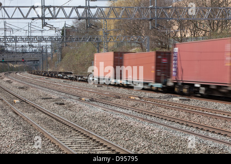 Fracht-Container entlang der West Coast Main Line durch Tamworth Bahnhof zu beschleunigen. Stockfoto