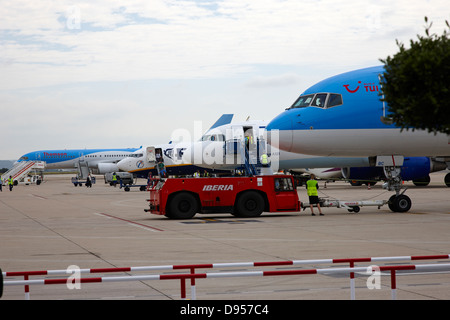 Flugzeuge warten auf steht bei Reus Flughafen Katalonien Spanien Stockfoto