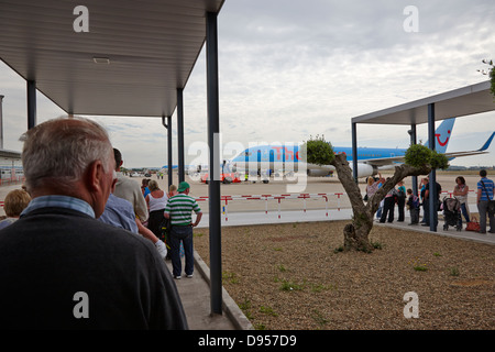 Passagiere warten auf Board Flugzeuge warten auf steht bei Reus Flughafen Katalonien Spanien Stockfoto