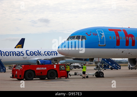 Zugfahrzeug und Thomas Cook tui Airline Flugzeuge auf steht am Flughafen Reus Katalonien Spanien warten Stockfoto